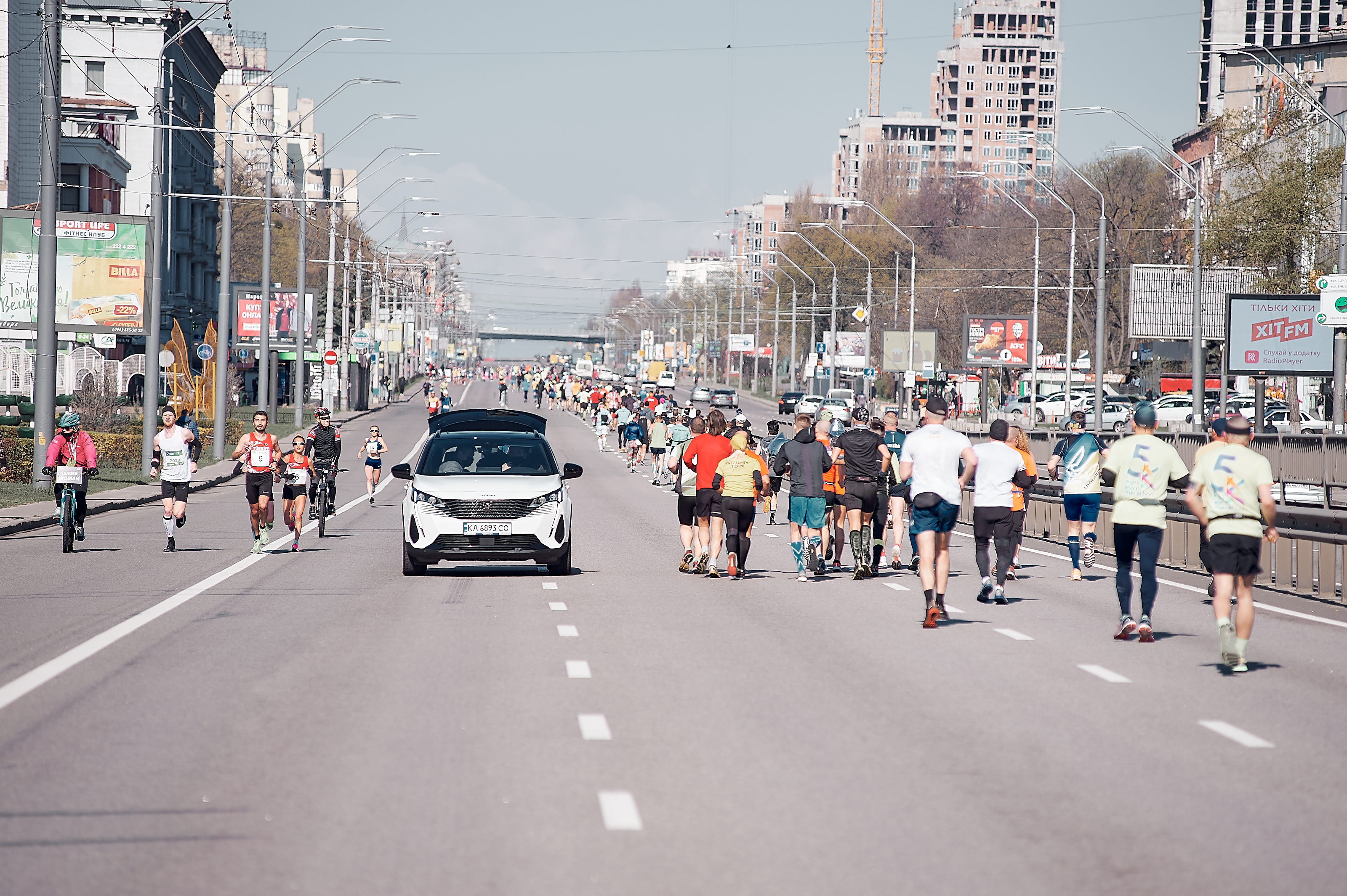 Плагін-гібрид DS7 Crossback E-Tense та Peugeot 3008 Hybrid4 проїхали на електротязі разом з марафонцями 42 км.
